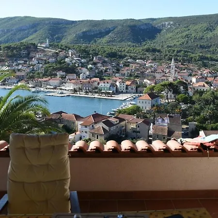 Bellavista Jelsa 2+2 Apartment *